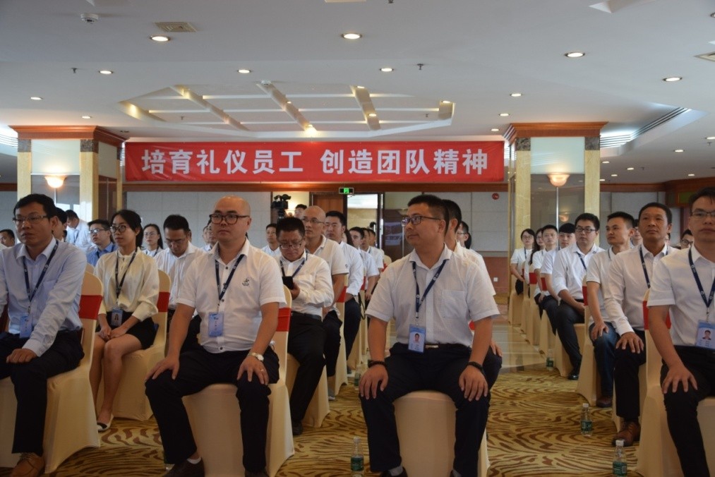 培訓(xùn)禮儀員工，創(chuàng)造團(tuán)隊(duì)精神 ——港灣工程公司組織開展禮儀培訓(xùn)